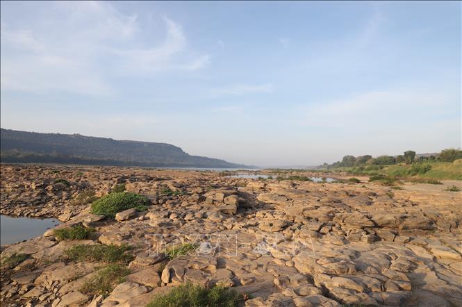 Mực nước thấp để lộ các bãi đá ở lòng sông. Ảnh: Huy Tiến – P/v TTXVN tại Thái Lan