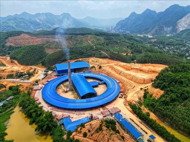 Với diện tích hồ sinh thái xung quanh nhà máy gần 03ha và hệ thống cây xanh được trồng phục vụ môi trường mang lại sự mát mẻ, yên tĩnh, môi trường trong lành. Ảnh: Tuấn Anh - TTXVN