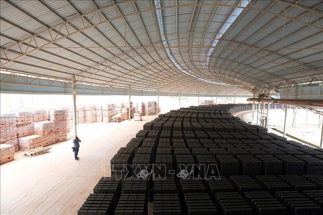 Gạch mộc xếp thành hàng theo khuôn trước khi được nung bằng dây chuyền hiện đại. Ảnh: Tuấn Anh - TTXVN