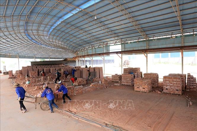 Sản phẩm gạch của nhà máy được sử dụng nhiều cho các công trình xây dựng trên địa bàn tỉnh. Ảnh: Tuấn Anh - TTXVN