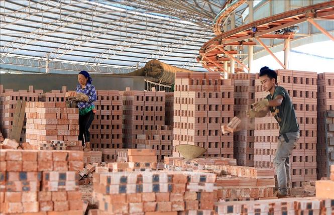 Nhà máy tạo công việc ổn định cho khoảng 50 công nhân với mức lương trung bình từ 9 - 10 triệu/người/tháng. Ảnh: Tuấn Anh - TTXVN