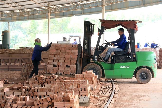 Nhà máy được đầu tư dây chuyền hiện đại với công suất 40 vạn viên/ngày. Ảnh: Tuấn Anh - TTXVN