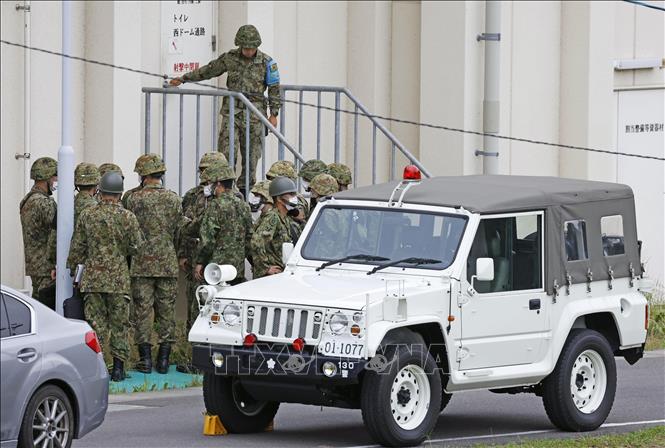 Lực lượng Phòng vệ Mặt đất Nhật Bản (GSDF) tập trung tại lối vào thao trường ở tỉnh Gifu, miền Trung Nhật Bản, sau vụ nổ súng ngày 14/6/2023. Ảnh: Kyodo/TTXVN