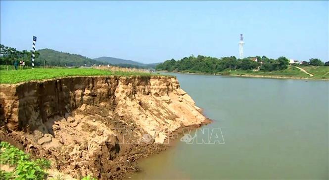 rên 100m chiều dài bờ sông đi qua các thôn Giang Đông và Nghĩa Kỳ tại xã Vĩnh Hoà đã bị sạt lở nghiêm trọng, có nơi bị sạt lở ăn sâu vào bờ đến 10m. Ảnh: TTXVN phát