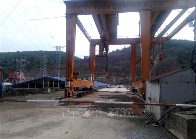 Cả công trường bị bỏ không gây lãng phí. Ảnh: Nguyễn Nam-TTXVN