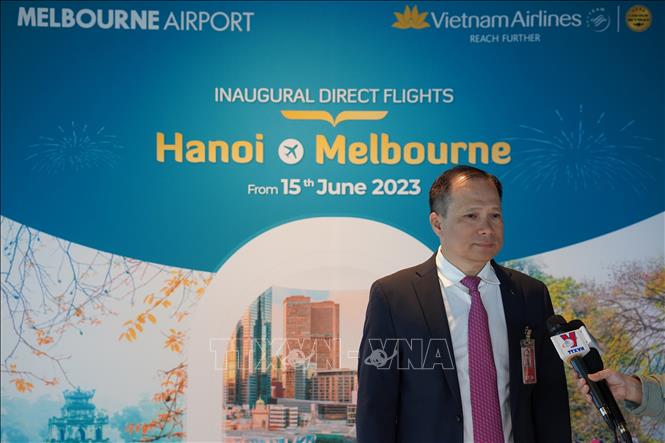 Nguyen Huu Tung, Chief Representative of Vietnam Airlines in Australia grants an interview to reporters. VNA Photo