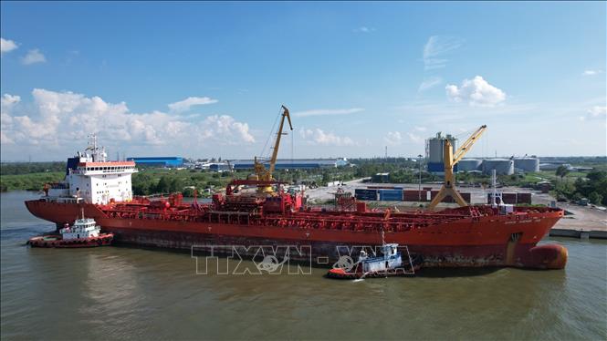 Tàu chuyên dụng DING HENG 38 cập cảng VIMC lúc 15 giờ 30. Ảnh: Duy Khương - TTXVN