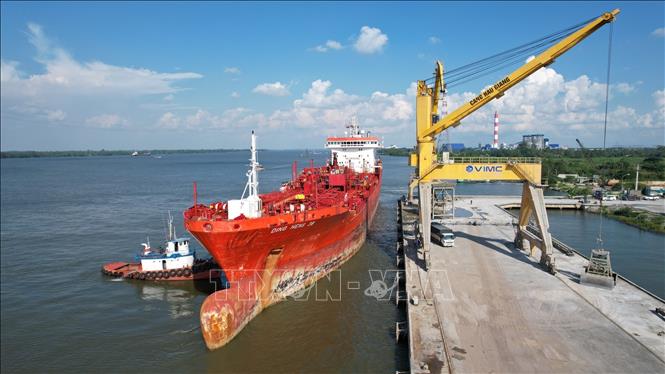 Tàu chuyên dụng DING HENG 38 cập cảng VIMC lúc 15 giờ 30. Ảnh: Duy Khương - TTXVN
