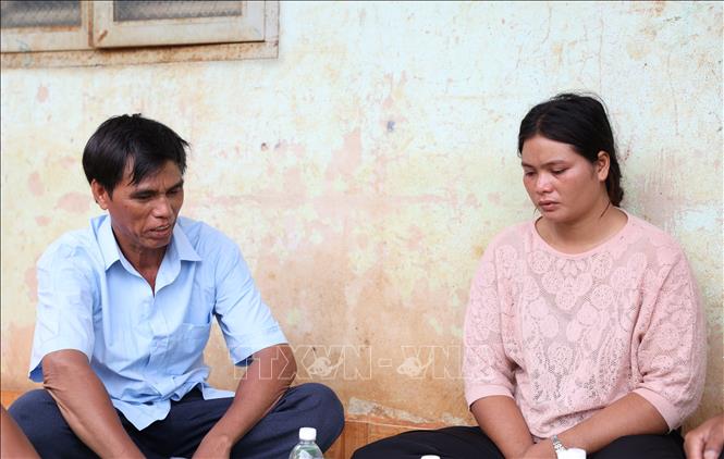Những giọt nước mắt đau xót của chị H. N. A, buôn Ea Klok, xã Cư Pơng, huyện Krông Búk, Đắk Lắk khi biết chồng (đã đầu thú) tham gia nhóm tấn công trụ sở UBND xã Ea Tiêu và xã Ea Ktur vào rạng sáng 11/6/2023. Ảnh: TTXVN
