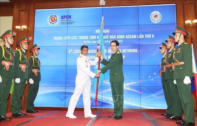 Colonel Pham Manh Thang, VDPO Director, hands over the network's flag to the representative of Indonesia as Chair of APCN 2024. VNA Photo: Trọng Đức