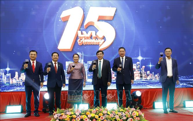 Trong ảnh: Quan khách hai nước nâng cốc chúc mừng sự thành công của LVI sau 15 năm thành lập. Ảnh: Bá Thành - Phóng viên TTXVN tại Lào.