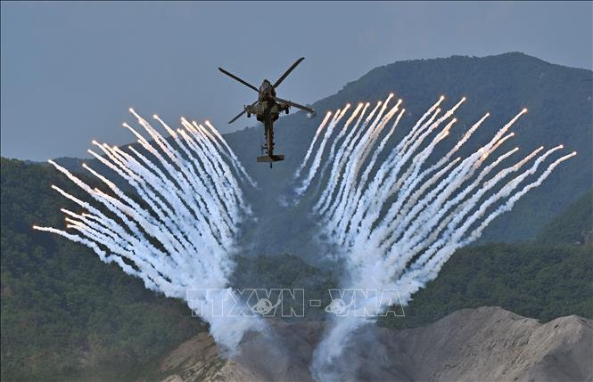 Máy bay chiến đấu Apache AH-64 của Hàn Quốc tham gia cuộc tập trận bắn đạn thật Mỹ-Hàn tại thao trường huấn luyện hỏa lực Seungjin ở Pocheon, cách biên giới liên Triều 25 km về phía Nam, ngày 15/6/2023. Ảnh: AFP/TTXVN