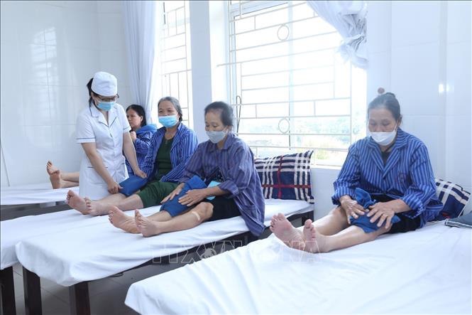 Trong ảnh: Các bệnh nhân được sử dụng phương pháp đắp nến parafin tại Bệnh viên Y học cổ truyền tỉnh Lạng Sơn. Ảnh: Anh Tuấn – TTXVN