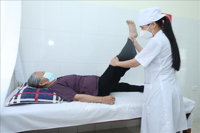 Trong ảnh: Khám bệnh cho các bệnh nhân tại Bệnh viên Y học cổ truyền tỉnh Lạng Sơn. Ảnh: Anh Tuấn – TTXVN