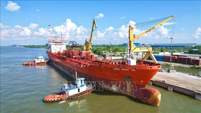 Trong ảnh: Tàu chuyên dụng DING HENG 38 cập cảng VIMC lúc 15 giờ 30. Ảnh: Duy Khương - TTXVN

