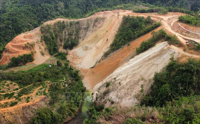 Nhà thầu san lấp phục vụ mở tuyến đường Đạo Nghĩa – Quảng Khê đào đắp đất chắn ngang suối trên suối Đắk Nêr, xã Nhân Cơ, huyện Đắk R’lấp, tỉnh Đắk Nông. Ảnh: Hưng Thịnh – TTXVN