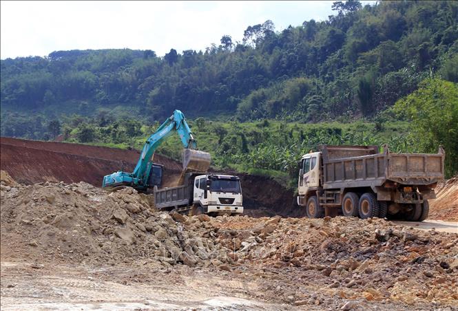 Đào đắp, san lấp đường Đạo Nghĩa – Quảng Khê. Ảnh: Hưng Thịnh – TTXVN