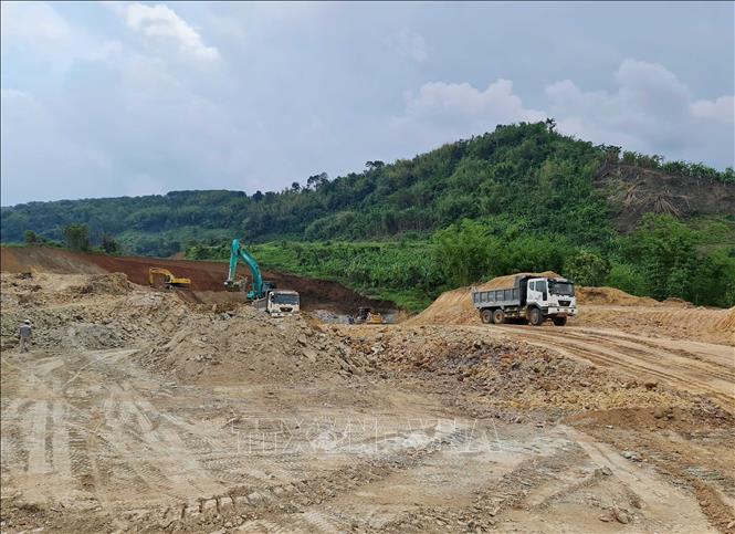 Đào đắp, san lấp đường Đạo Nghĩa – Quảng Khê. Ảnh: Hưng Thịnh – TTXVN