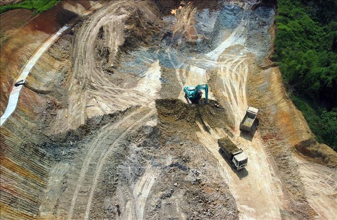 Đường Đạo Nghĩa – Quảng Khê có nhiều đoạn mở mới, đi qua các khu vực đồi núi, địa hình chia cắt nên có khối lượng đào, đắp lớn. Ảnh: Hưng Thịnh – TTXVN