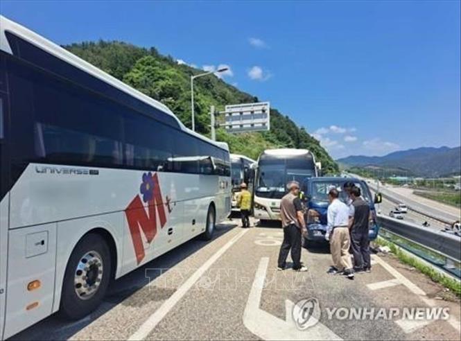 Hiện trường vụ đâm xe liên hoàn tại tỉnh Gangwon, Đông Bắc Hàn Quốc ngày 16/6/2023. Ảnh: Yonhap/TTXVN