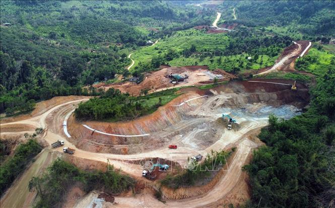 Đường Đạo Nghĩa – Quảng Khê có nhiều đoạn mở mới, đi qua các khu vực đồi núi, địa hình chia cắt nên có khối lượng đào, đắp lớn. Ảnh: Hưng Thịnh – TTXVN