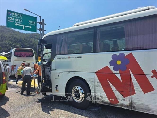 Hiện trường vụ đâm xe liên hoàn tại tỉnh Gangwon, Đông Bắc Hàn Quốc ngày 16/6/2023. Ảnh: Gangwon State Fire Headquarters/TTXVN