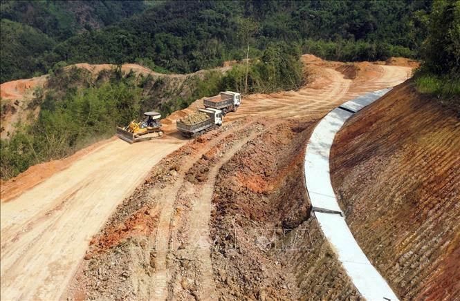 Việc san lấp đường Đạo Nghĩa – Quảng Khê vẫn được nhà thầu thực hiện sau khi Ban Quản lý các dự án đầu tư xây dựng tỉnh Đắk Nông có văn bản tạm dừng thi công vào tháng 2/2023. Ảnh: Hưng Thịnh – TTXVN