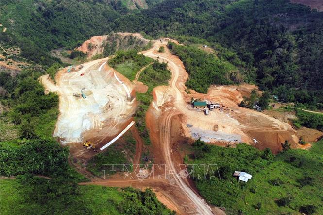 Đào đắp, san lấp đường Đạo Nghĩa – Quảng Khê. Ảnh: Hưng Thịnh – TTXVN