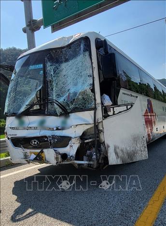 Một xe buýt bị hư hại sau vụ đâm liên hoàn tại tỉnh Gangwon, Đông Bắc Hàn Quốc ngày 16/6/2023. Ảnh: Yonhap/TTXVN