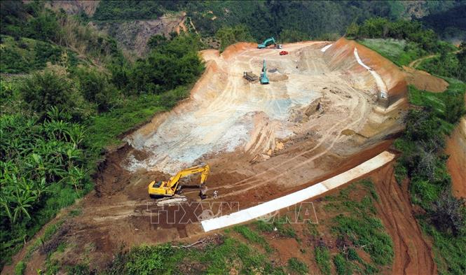 Việc san lấp đường Đạo Nghĩa – Quảng Khê vẫn được nhà thầu thực hiện sau khi Ban Quản lý các dự án đầu tư xây dựng tỉnh Đắk Nông có văn bản tạm dừng thi công vào cuối tháng 3/2023. Ảnh: Hưng Thịnh – TTXVN