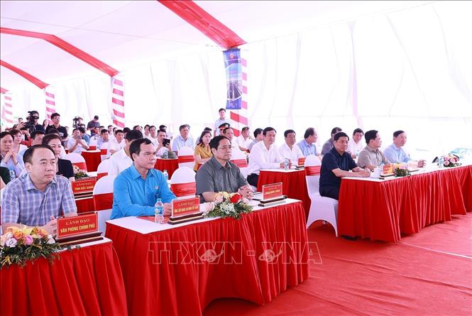 Thủ tướng Phạm Minh Chính và các đại biểu dự lễ khánh thành cầu Như Nguyệt. Ảnh: Dương Giang-TTXVN
