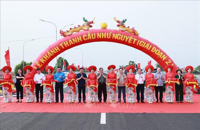 Thủ tướng Phạm Minh Chính và các đại biểu cắt băng khánh thành dự án cầu Như Nguyệt. Ảnh: Dương Giang-TTXVN
