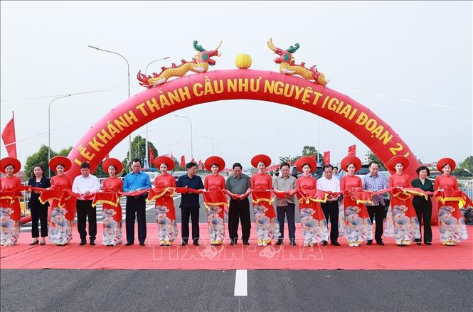 Thủ tướng Phạm Minh Chính và các đại biểu cắt băng khánh thành dự án cầu Như Nguyệt. Ảnh: Dương Giang-TTXVN
