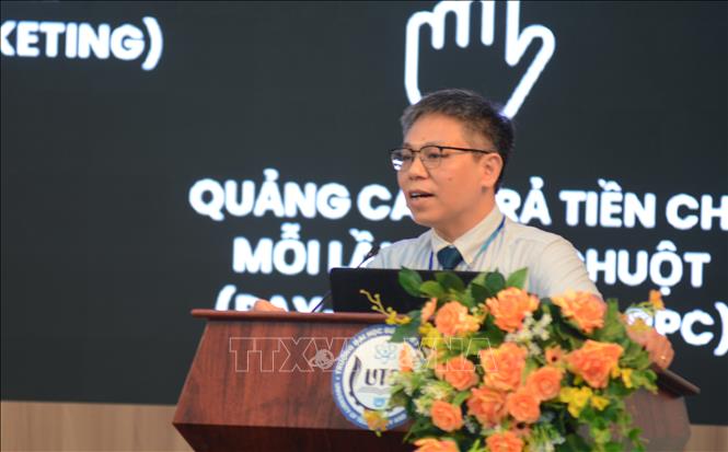 Chuyên gia về truyền thông trường Đại học phát biểu. Ảnh: Văn Dũng -TTXVN