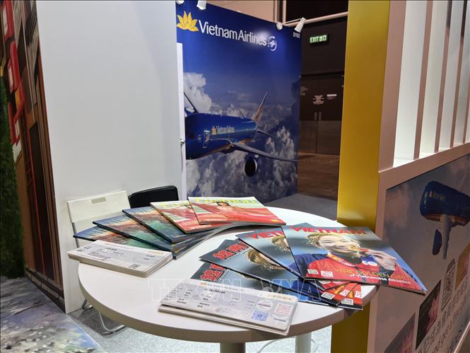 The English and Chinese versions of Vietnam Pictorial, a magazine published by the Vietnam News Agency (VNA), are on display at the annual expo. VNA Photo: Mạc Luyện