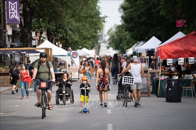 (Tư liệu) Người dân tại Montreal, Quebec, Canada. Ảnh: AFP/TTXVN