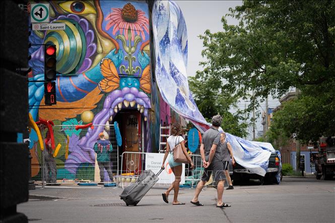 (Tư liệu) Người dân tại Montreal, Quebec, Canada. Ảnh: AFP/TTXVN