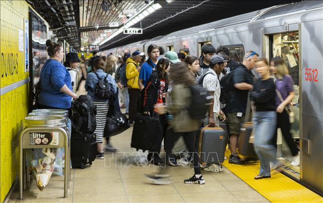 Cảnh đông đúc tại ga tàu điện ngầm ở Toronto, Ontario, Canada, ngày 16/6/2023. Ảnh: THX/TTXVN