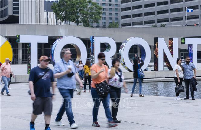 Người dân di chuyển trên đường phố tại Toronto, Ontario, Canada, ngày 16/6/2023. Ảnh: THX/TTXVN