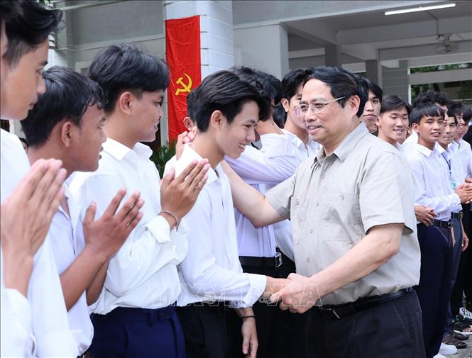 Thủ tướng Phạm Minh Chính với học sinh Trường Phổ thông Dân tộc nội trú THPT An Giang. Ảnh: Dương Giang-TTXVN
