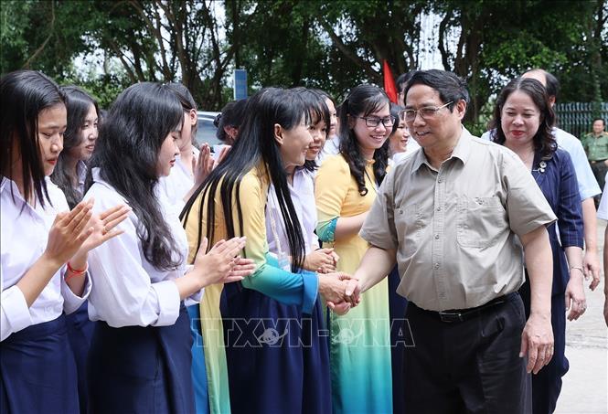 Thủ tướng Phạm Minh Chính với học sinh Trường Phổ thông Dân tộc nội trú THPT An Giang. Ảnh: Dương Giang-TTXVN

