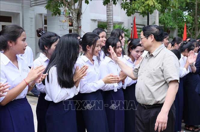 Thủ tướng Phạm Minh Chính với học sinh Trường Phổ thông Dân tộc nội trú THPT An Giang. Ảnh: Dương Giang-TTXVN
