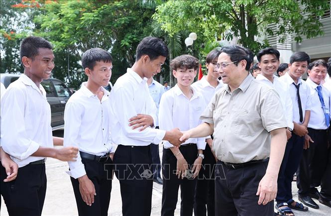 Thủ tướng Phạm Minh Chính với học sinh Trường Phổ thông Dân tộc nội trú THPT An Giang. Ảnh: Dương Giang-TTXVN
