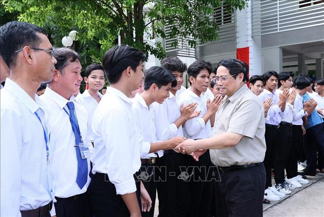 Thủ tướng Phạm Minh Chính với học sinh Trường Phổ thông Dân tộc nội trú THPT An Giang. Ảnh: Dương Giang-TTXVN
