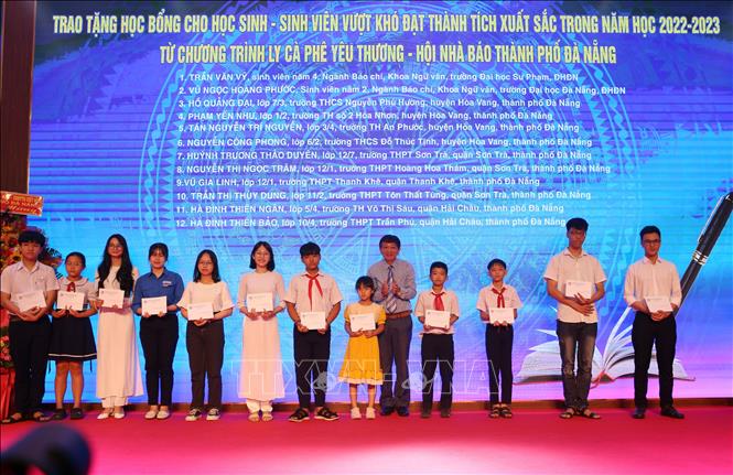 Trao tặng học bổng cho các học sinh, sinh viên vượt khó đạt thành tích xuất sắc tại Lễ kỷ niệm. Ảnh: Trần Lê Lâm – TTXVN 