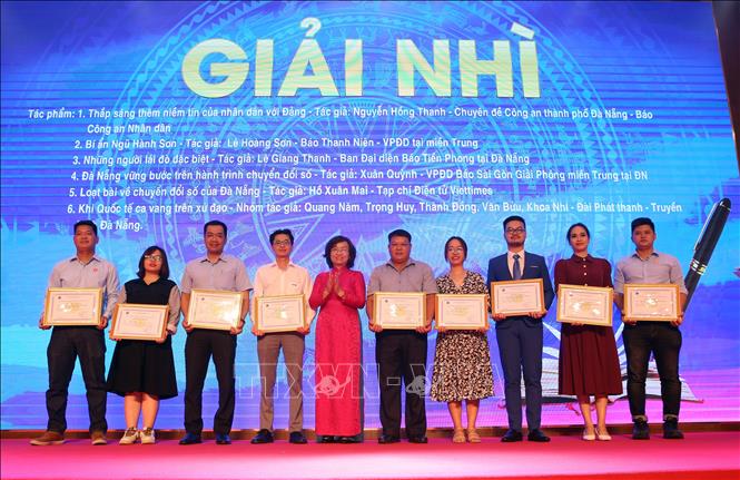 Ban tổ chức trao giải cho các tác giả đoạt giải Nhì. Ảnh: Trần Lê Lâm – TTXVN 