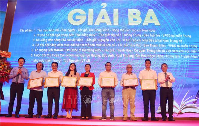 Ban tổ chức trao giải cho các tác giả đoạt giải Ba. Ảnh: Trần Lê Lâm – TTXVN 