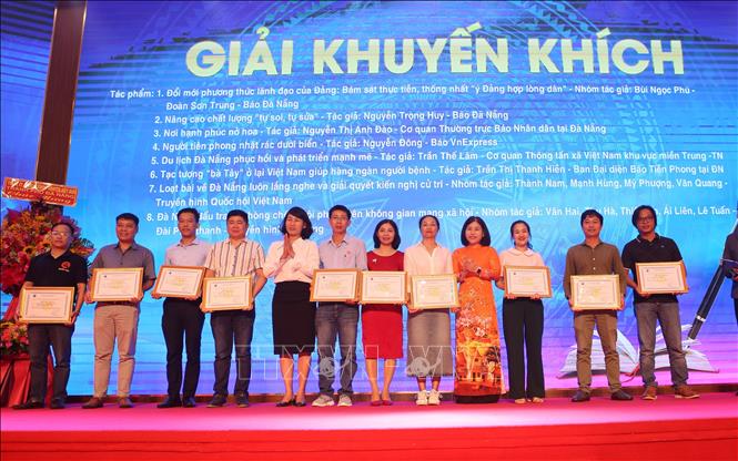 Ban tổ chức trao giải cho các tác giả đoạt giải Khuyến khích. Ảnh: Trần Lê Lâm – TTXVN 