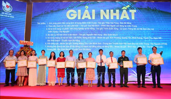 Ban tổ chức trao giải cho các tác giả đoạt giải Nhất. Ảnh: Trần Lê Lâm – TTXVN 