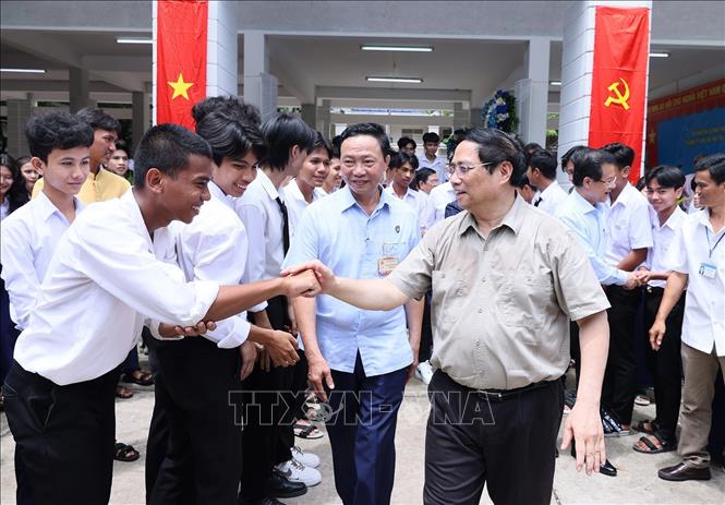 Thủ tướng Phạm Minh Chính với học sinh Trường Phổ thông Dân tộc nội trú THPT An Giang. Ảnh: Dương Giang-TTXVN
